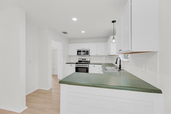 Building Photo - 104 Presidio Dr