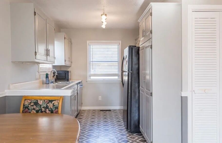 Building Photo - 302 S Dogwood Dr