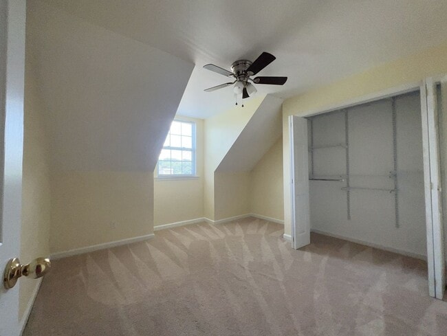 Building Photo - Charming Townhome