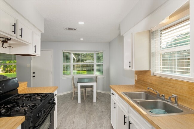 Building Photo - 4158 Bermuda Dr