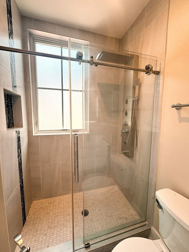 Building Photo - Spacious 2 bedroom/2 bathroom condo in a 2020 elevator building in Petworth