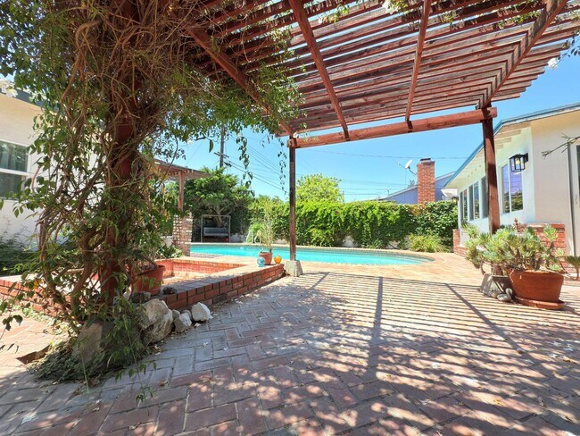Building Photo - Beautiful Winnetka Home with Hardwood Floo...