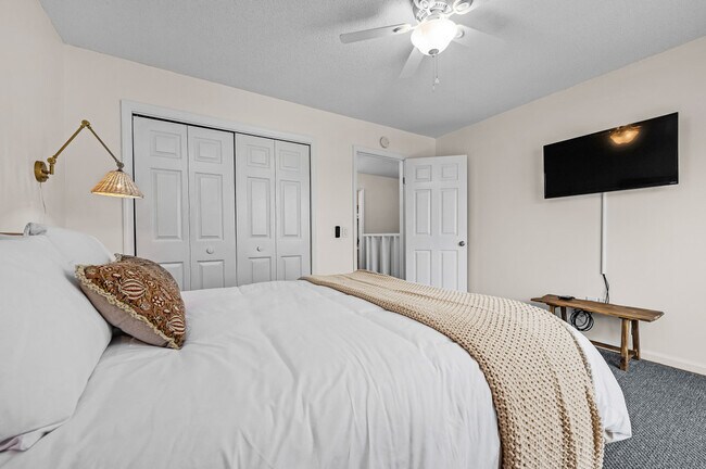 Building Photo - 17462 Front Beach Rd