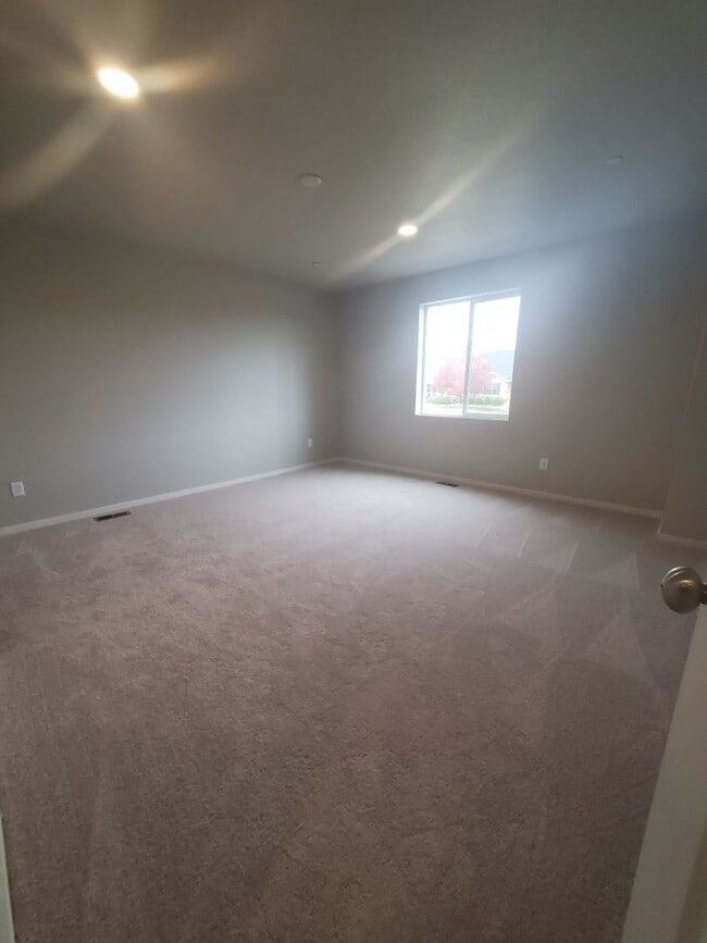 Building Photo - Updated and Bright 3 Bedroom Townhouse in Greeley!