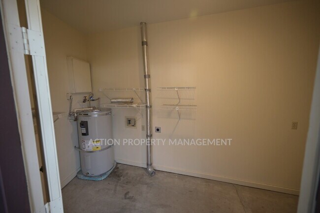Building Photo - 2 bed 2 bath 1 car garage duplex in Sequim