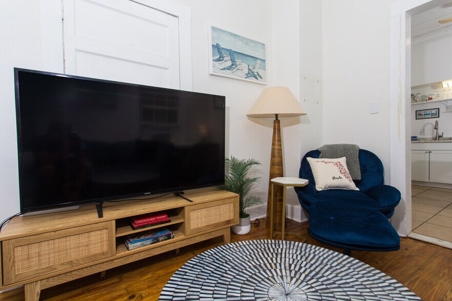 Building Photo - 608 N 9th Ave