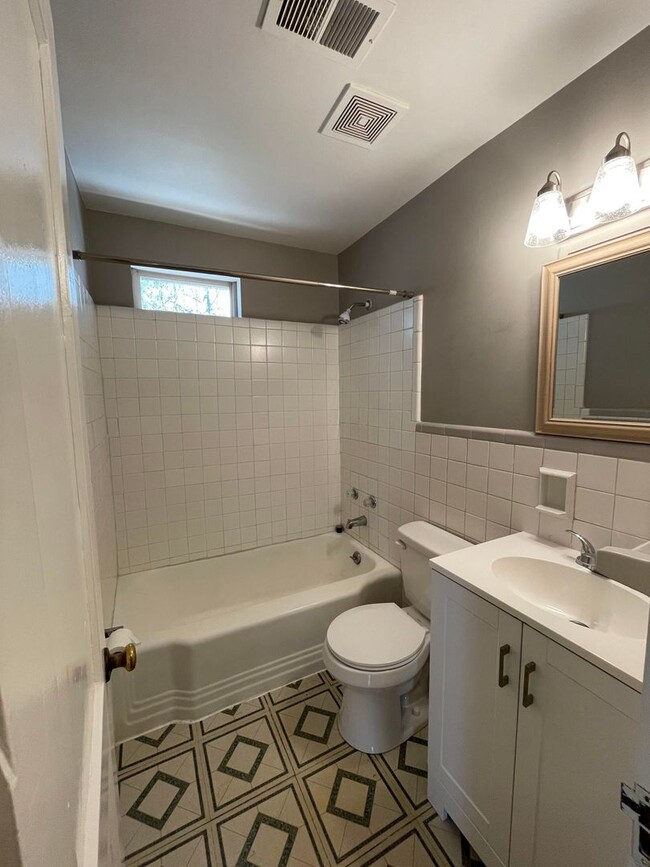 Building Photo - Condo for rent in Homewood **ACCEPTS SECTI...