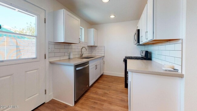 Building Photo - Remodeled 2 bedroom 1 bath!