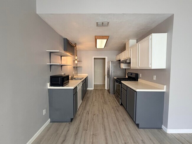 Building Photo - 7328 Hollis St