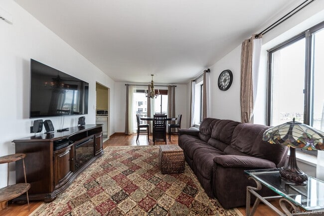 Building Photo - 100 W Broadway