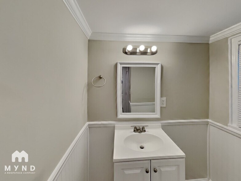 Building Photo - 1835 Mountainbrook Dr