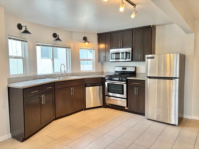 Building Photo - 626 Benton Wy