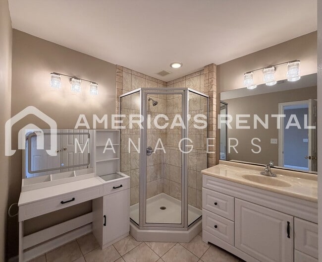 Building Photo - Spacious Five Bedroom Residence in Meadowbrook!