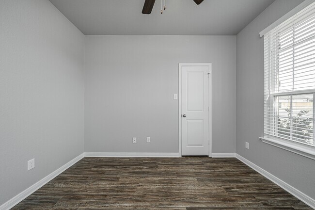 Building Photo - 602 Hollyhock Dr