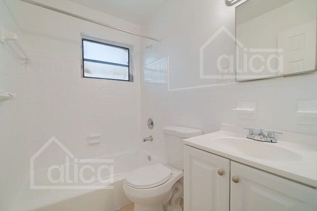 Building Photo - 803/5 Henrietta Ave