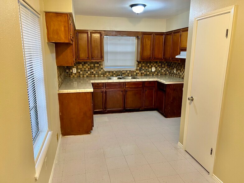 Building Photo - 400 E Ulex Ave
