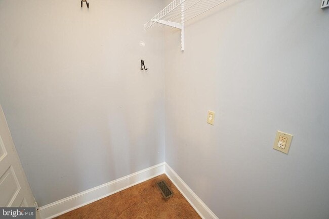 Building Photo - 605 Oak Hill Ave