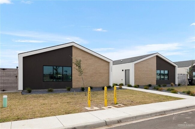 Building Photo - 16 Woodpecker Rd