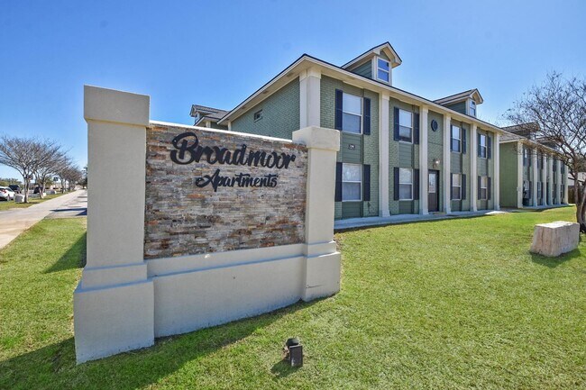 Building Photo - 1504 Broadmoor Dr