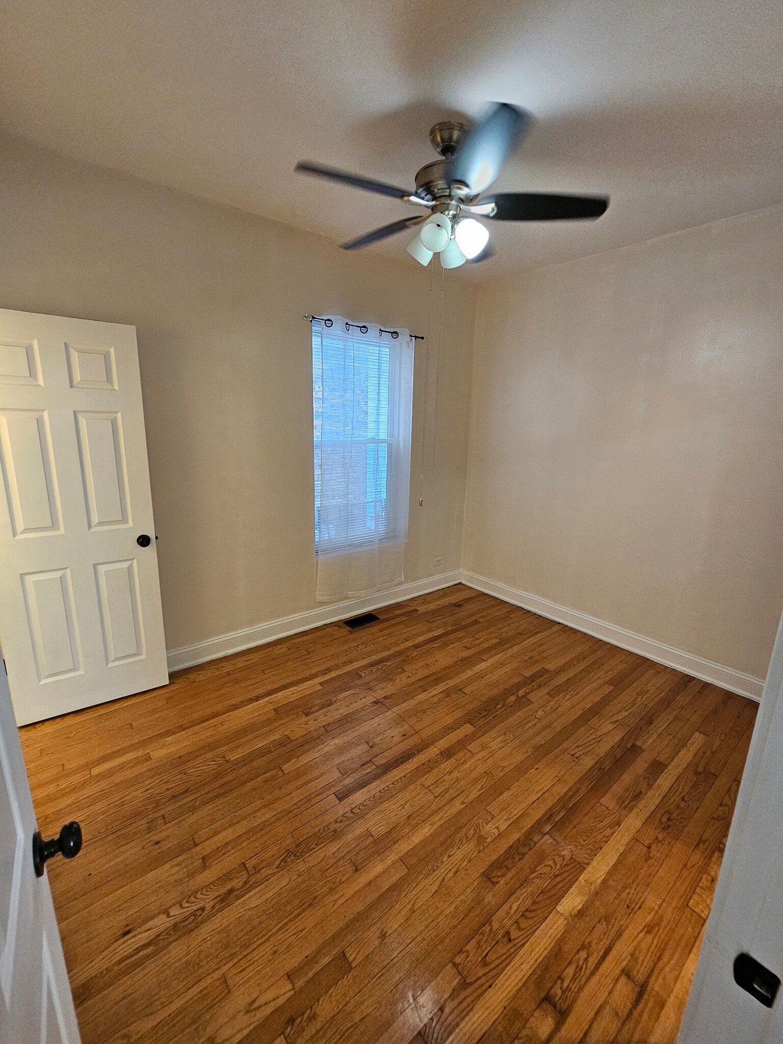 Building Photo - 719 S Central Park Ave