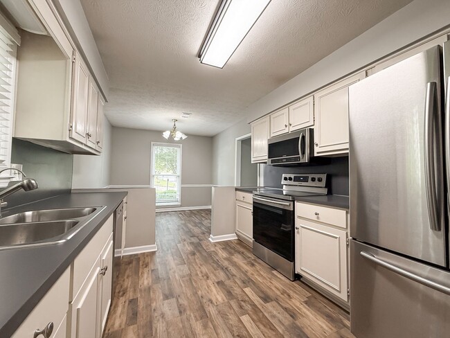Building Photo - 5001 Sequoia Dr