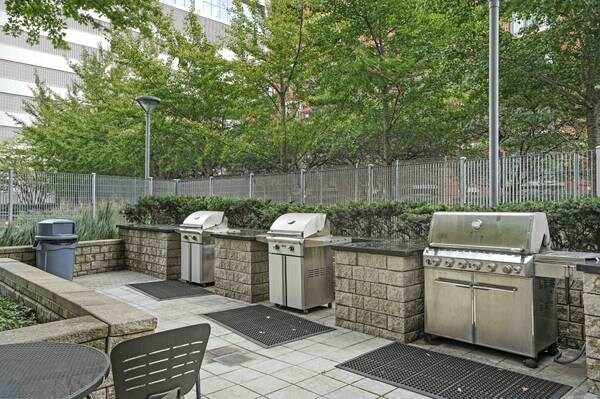 Building Photo - 1287 S Michigan Ave