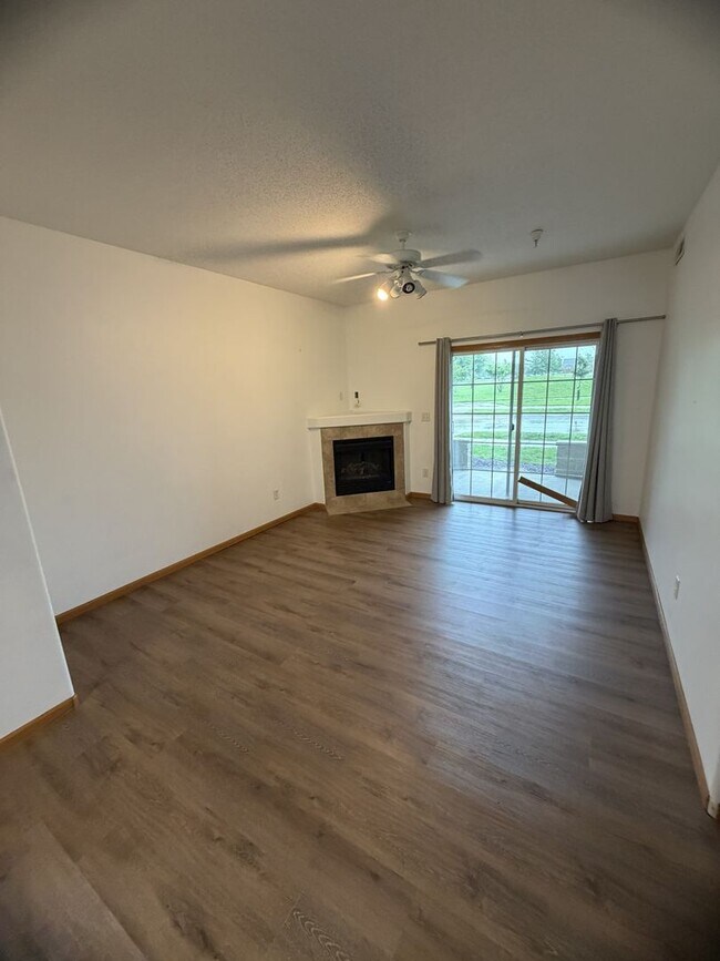 Building Photo - New Listing - 2 Bedroom, 1 Bath Condo on Northeast side of Iowa City
