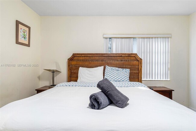 Building Photo - 13521 NE 1st Ave