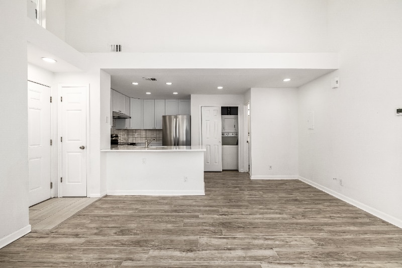 Building Photo - 8500 E Jefferson Ave