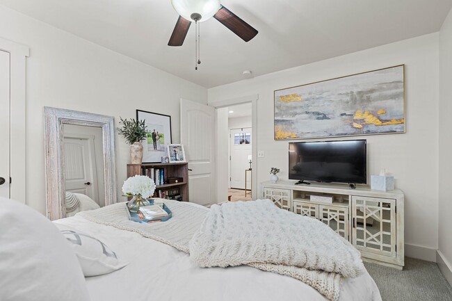 Building Photo - This luxurious townhouse on Cherry St.