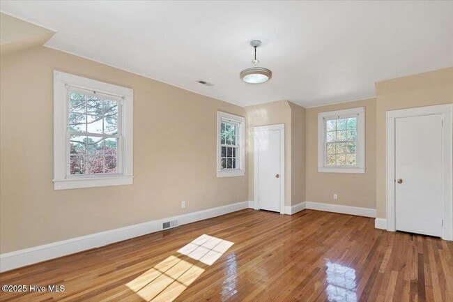 Building Photo - 300 Dogwood Ln