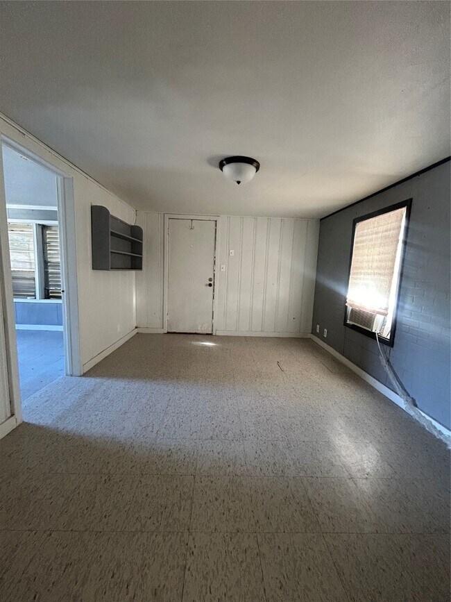 Building Photo - 1901 N Avenue G