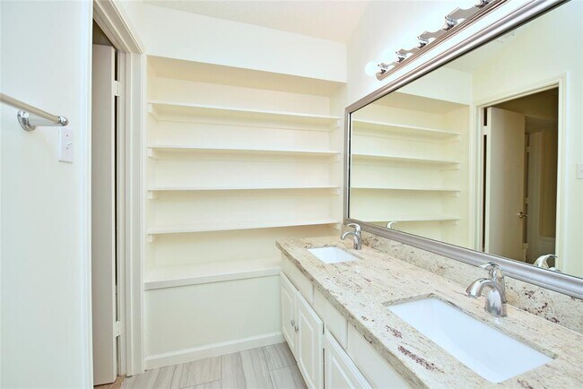 Building Photo - 2035 Shorewood Ln