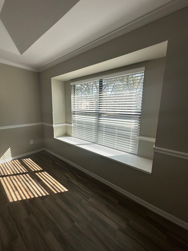 Building Photo - Great Location, Near St. John's River, Bea...