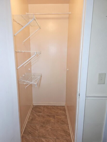 Building Photo - 1040 S York Rd