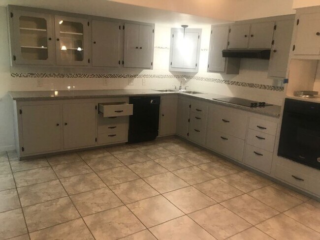Building Photo - RECENTLY REMODELED BIG 4 BEDROOM 2 BATH LE...