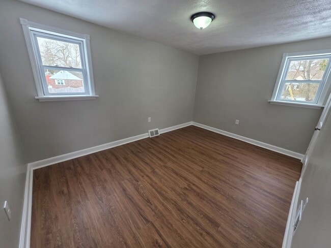 Building Photo - 8 W Chestnut Hill Rd