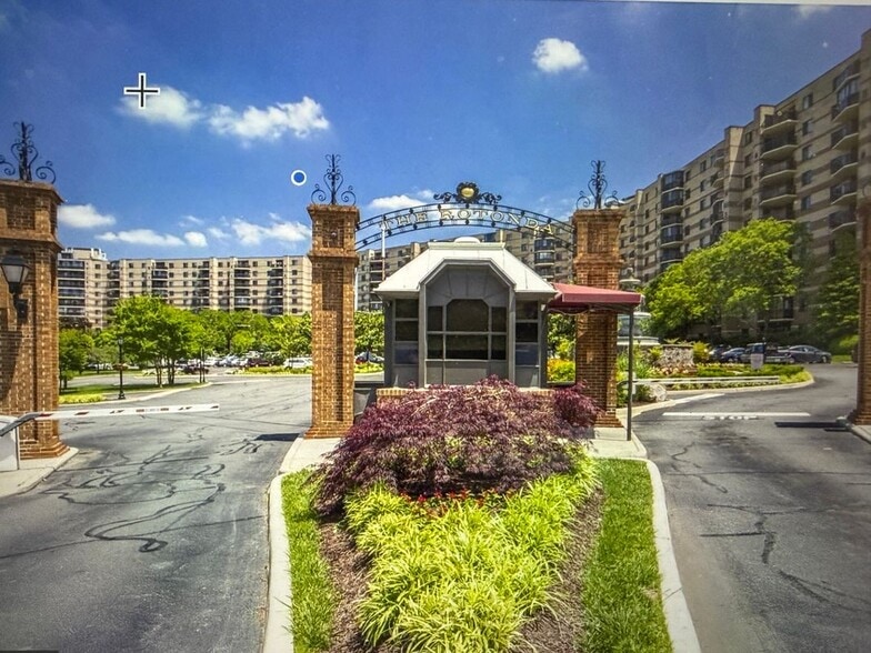 Building Photo - 8360 Greensboro Dr