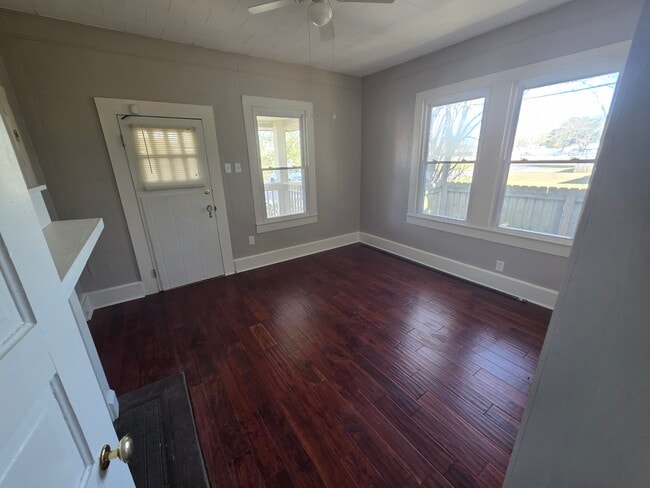 Building Photo - 3042 Main St