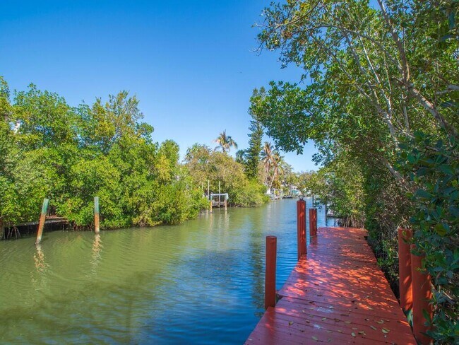 Building Photo - 527 E Causeway Blvd