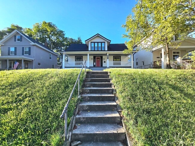 Building Photo - Gorgeous 4 or 5 bed 3.5 Bath in Madisonville!!