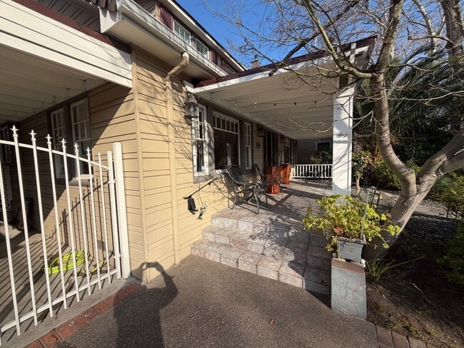 Building Photo - East Sacramento Home | 3 bedroom / 2 bathroom |1 bedroom 1 bath ADU | Available Now!