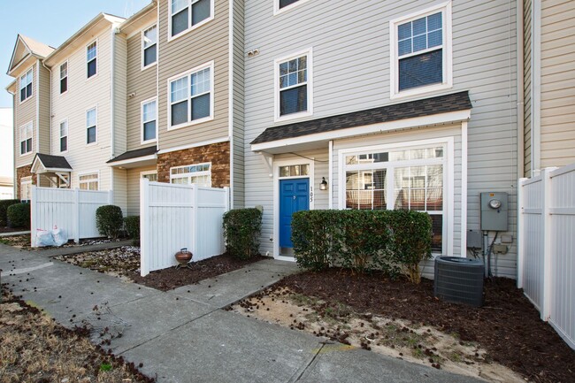 Building Photo - Stunning Townhouse for Lease in fantastic ...