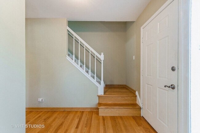 Building Photo - 920 Chaucer Way
