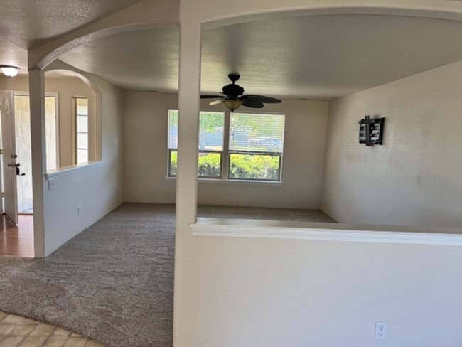 Building Photo - SPACIOUS 3 BEDROOM/ 2 BATH HOME WITH RV/BO...