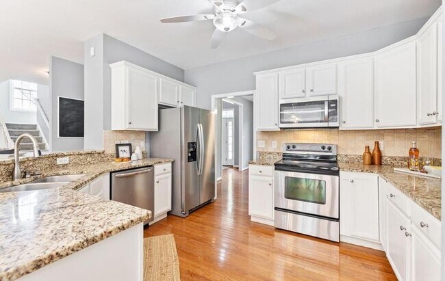 Building Photo - 5 Bedroom, 2.5 Bath Home in St. James Woods  ** Available for showings 3/25/2026 **