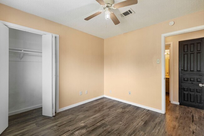 Building Photo - Charming 3-Bedroom, 3-Bathroom Home with S...