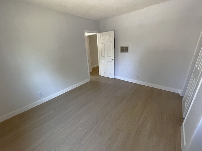 Building Photo - 916 S Manhattan Pl
