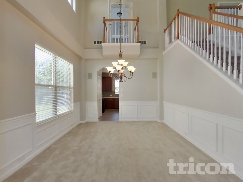 Building Photo - 4370 Rainer Dr