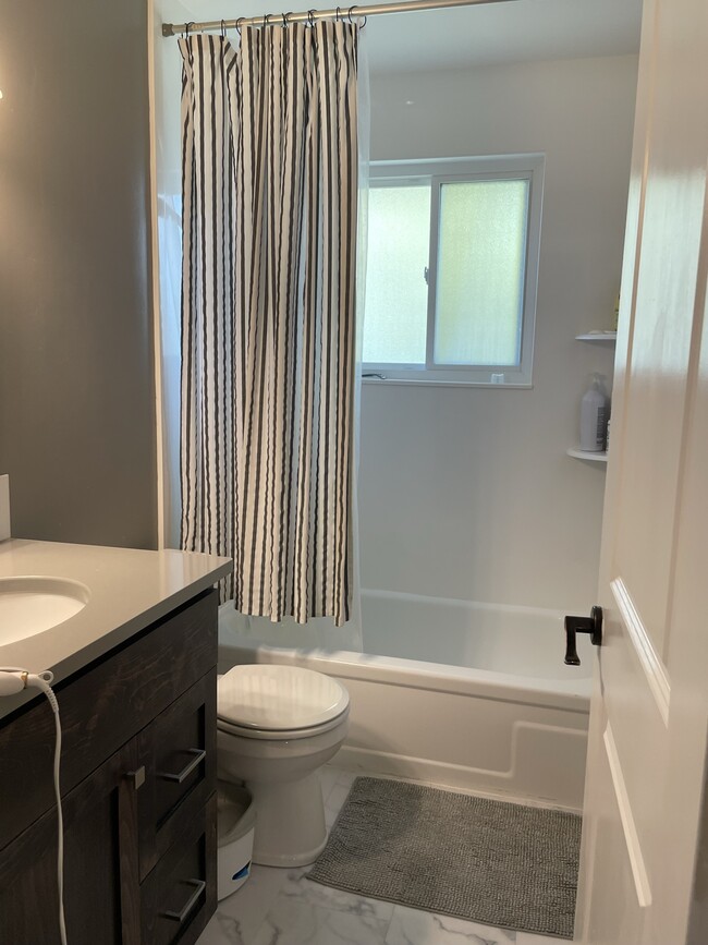 Building Photo - 1011 W 600 S